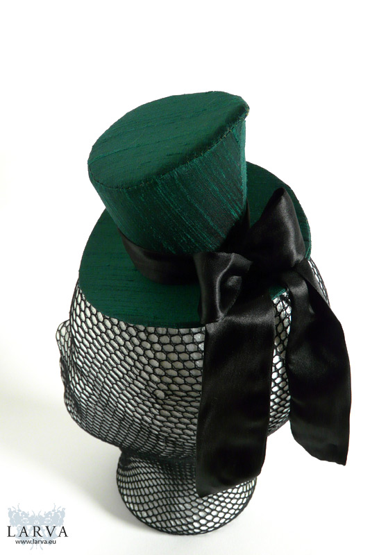 [:de]Grüner asymmetrischer Zylinder[:en]Green asymmetric top hat